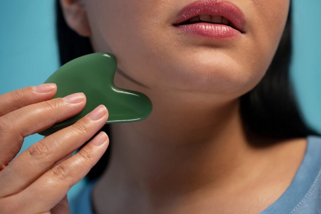 Belle femme pendant son massage Gua Sha