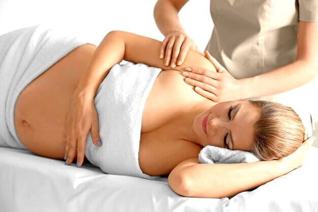 Massage à l'épaule d'une femme enceinte