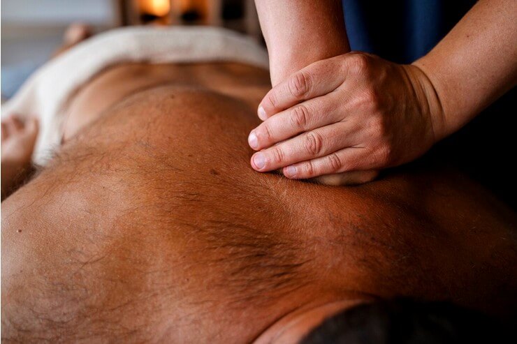 Massage de pétrissage sur un homme