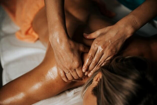 Massage sur la nuque d'une femme