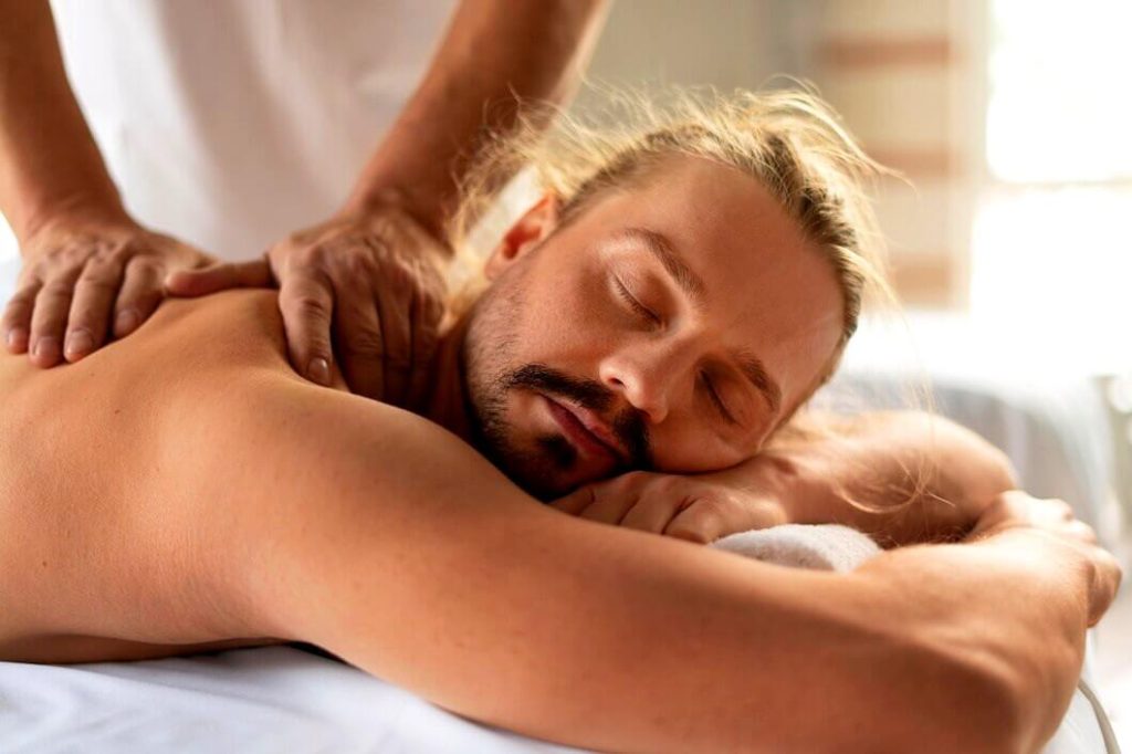 Masser le dos d'une homme