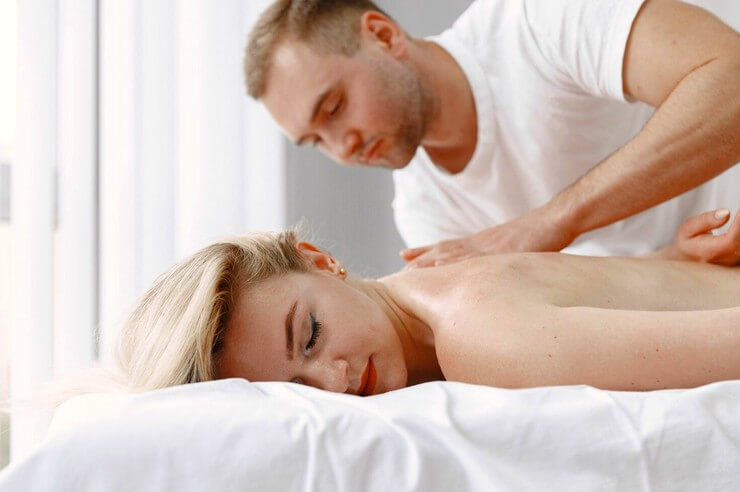 Masseur réalisant un massage à une femme