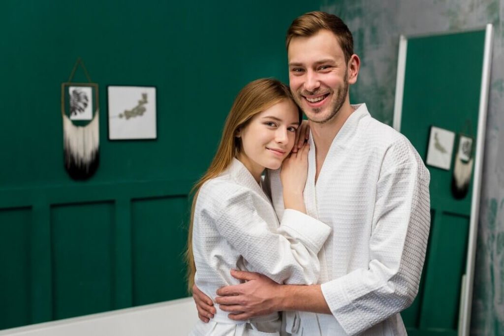 Couple heureux en peignoir
