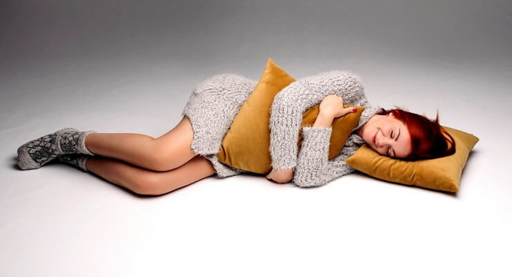 Femme qui dors en position foetale