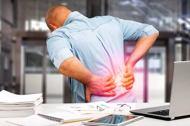 Homme au bureau ayant mal au dos
