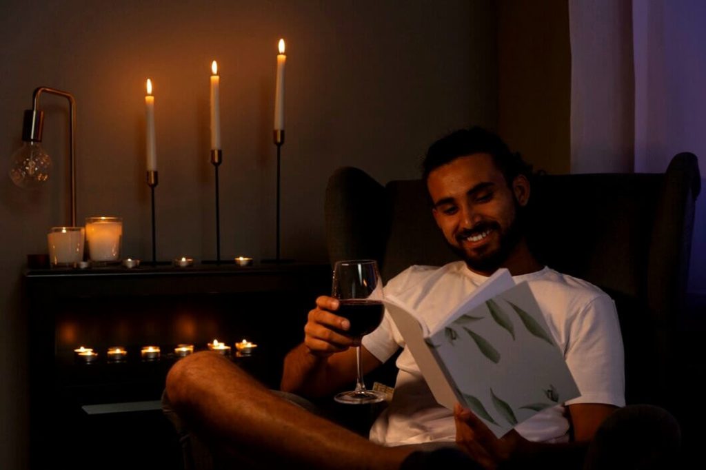 Homme lisant un livre