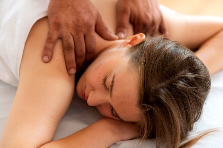 Jeune femme recevant un massage relaxant