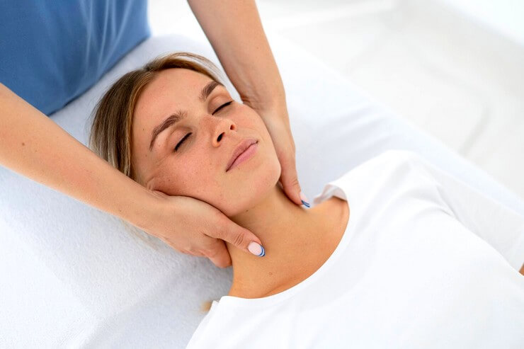 Massage au cou d'une jeune femme