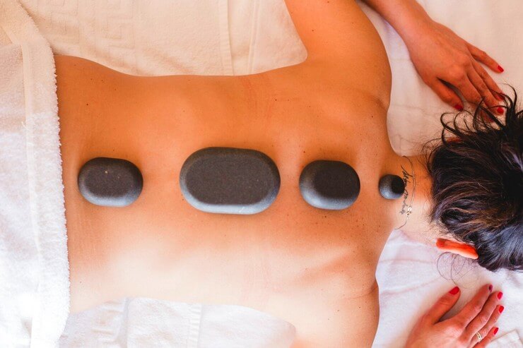 Massage aux pierres chaudes sur le dos