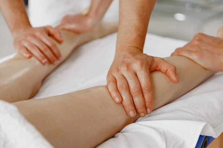 Massage professionnel de jambes féminins