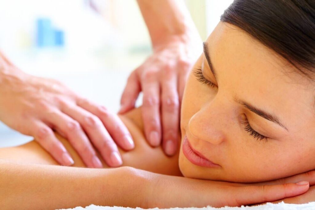 Massage relaxant pour jeune femme