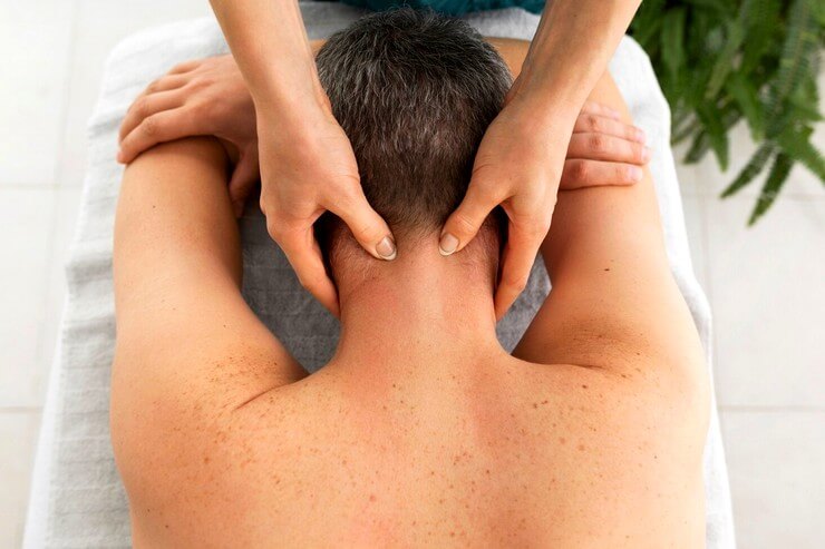 Massage sur la nuque d'un homme
