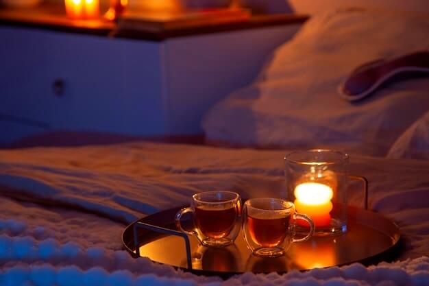 Tasses d'infusion sur le lit