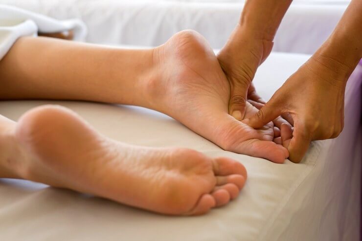 Massage aux pieds pour femme