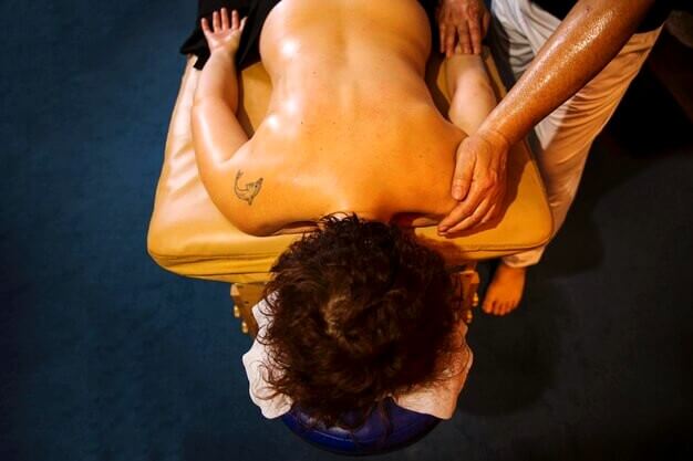 Massage tantrique sur le dos d'un homme