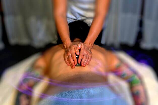 Massage tantrique sur le dos