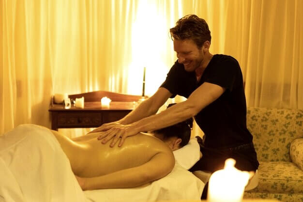 Masseur massant le dos d'une femme